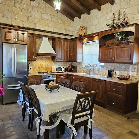 Paradise Traditional House Maroni