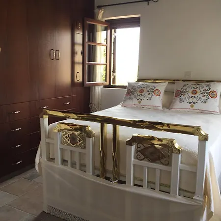 Дом отдыха Paradise Traditional House Maroni