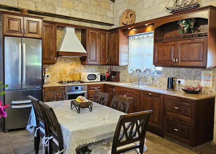 Paradise Traditional House Maroni